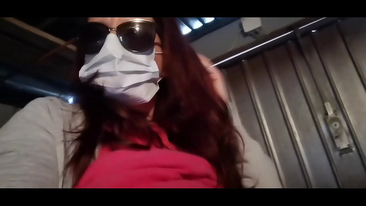 Nicoletta vingase do seu veciño e fai pis no seu garaxe (Corentena italiana especial Covid19)