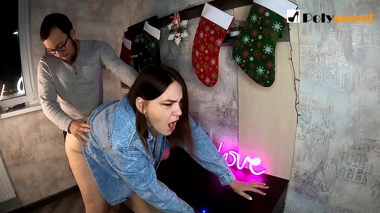 Ao mozo disfrutáballe fodendo a unha rapaza guapa cunha cola de cabalo no cu coa boca e o palo