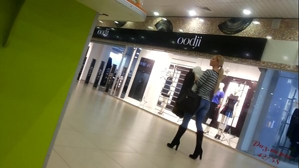 Chica xenial no supermercado.